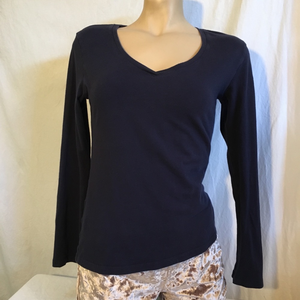 Navy v-neck long sleeve tee